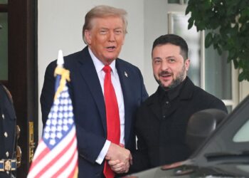 VOLODYMYR Zelensky disambut Donald Trump (kiri), sebaik tiba di Sayap Barat Rumah Putih di Washington Isnin lalu.-AFP