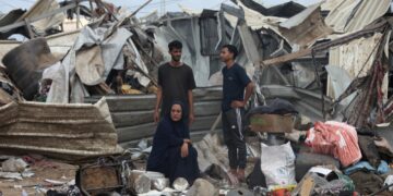 PENDUDUK Palestin memeriksa kerosakan di lokasi serangan Israel, di kem perlindungan Deir el-Balah, tengah Gaza.- AFP