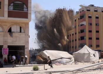 PENDUDUK Palestin mencari perlindungan selepas Israel melancarkan serangan terhadap sebuah bangunan di Jabalia, utara Gaza, kelmarin. – AFP