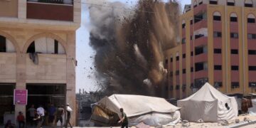 PENDUDUK Palestin mencari perlindungan selepas Israel melancarkan serangan terhadap sebuah bangunan di Jabalia, utara Gaza, kelmarin. – AFP