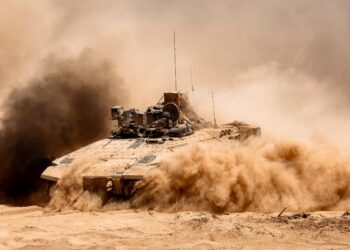 KENDERAAN tempur infantri Israel digerakkan ke sempadan Semenanjung Gaza pada 29 Julai lalu. – AFP
