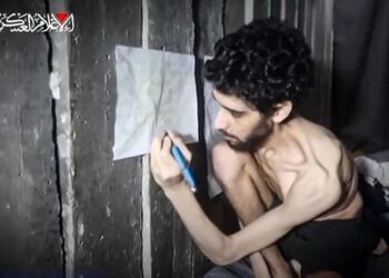 VIDEO menunjukkan tebusan Israel, Evyatar David kurus kering akibat kekurangan bekalan makanan. - AFP