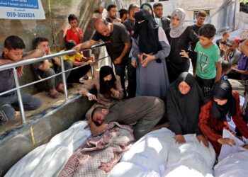 PENDUDUK Palestin meratapi kematian ahli keluarga mereka akibat bedilan tentera Israel di Gaza City. – AFP