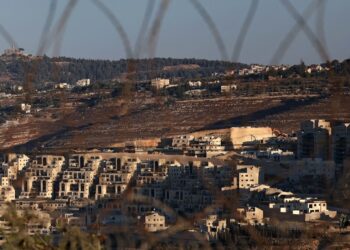 PROJEK E1 dibekukan selama beberapa dekad akibat bantahan masyarakat antarabangsa, yang bimbang pembangunan baharu itu akan menghalang kewujudan negara Palestin. – AFP