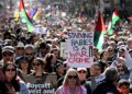 RIBUAN penunjuk perasaan mengambil bahagian dalam perhimpunan pro-Palestin di Melbourne, semalam.- AFP