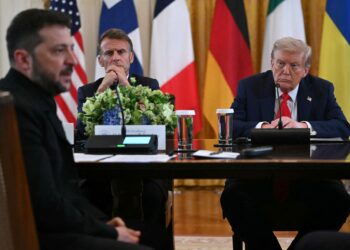 PRESIDEN Ukraine, Volodymyr Zelensky (paling kiri), Emmanuel Macron dan Donald Trump ketika mengadakan pertemuan dengan pemimpin Eropah di Rumah Putih, Washington. – AFP