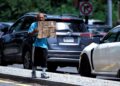 SEORANG gelandangan meminta bantuan ketika berjalan di sektar Rock Creek Parkway di Washington.-AFP