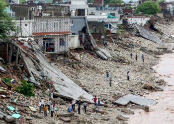 PENDUDUK melihat kesan kemusnahan akibat banjir yang melanda Jammu, India. – AFP