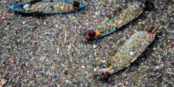 BEBERAPA individu di atas bot mengutip plastik kitar semula dari Sungai Citarum yang tercemar teruk di Batujajar, Bandung, Jawa Barat. – AFP