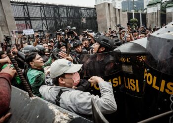 PENUNJUK perasaan dihalang oleh polis berperisai ketika demonstrasi menuntut pembubaran Parlimen di hadapan bangunan DPR di Jakarta kelmarin. – AFP