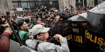 PENUNJUK perasaan dihalang oleh polis berperisai ketika demonstrasi menuntut pembubaran Parlimen di hadapan bangunan DPR di Jakarta kelmarin. – AFP