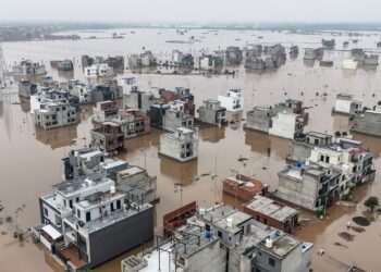 SEBAHAGIAN daripada bangunan dinaiki banjir susulan peningkatan paras Sungai Ravi di Lahore, Pakistan. – AFP