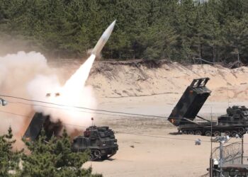 GAMBARAN Sistem Peluru Berpandu Taktikal Tentera (ATACMS) jarak jauh buatan AS yang digunakan Ukraine dalam memerangi pencerobohan Russia.- AFP