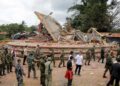 ATASE tentera dan diplomat dari 13 negara memerhati pelaksanaan perjanjian gencatan senjata antara Kemboja-Thailand, di sebelah bangunan yang musnah berhampiran pusat pemeriksaan sempadan An Ses, wilayah Preah Vihear, Rabu lalu.- AFP