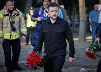 VOLODYMYR Zelensky membawa jambangan bunga ros sebagai memperingati penduduk yang terkorban akibat bedilan tentera Russia di Kyiv, Ukraine. – AFP