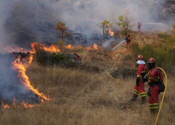 ANGGOTA Unit Kecemasan Tentera (UME) memadam kebakaran hutan di Garano, barat laut Sepanyol.-AFP