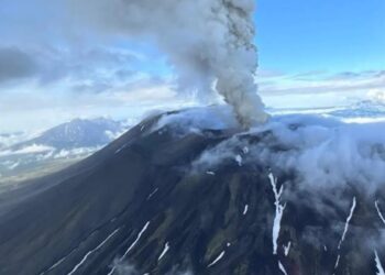 GUNUNG Berapi Krasheninnikov di Kamchatka meletus buat pertama kali dalam tempoh 475 tahun.-AGENSI