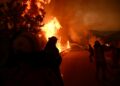 PASUKAN bomba memadam kebakaran hutan di bandar Patras di barat Greece kelmarin. - AFP