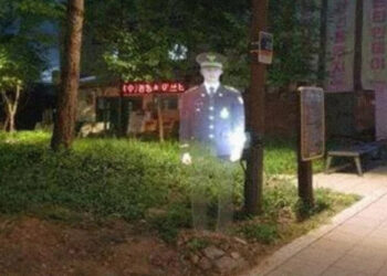 HOLOGRAM seorang anggota polis berpakaian seragam setinggi lebih 170 sentimeter dipasang di kawasan sibuk di Jung-gu, Seoul. – AGENSI