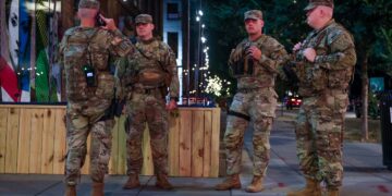 ANGGOTA Pengawal Kebangsaan meronda di jalan ke-14, bersama polis Metro Washington DC, di ibu negara kelmarin. – AFP