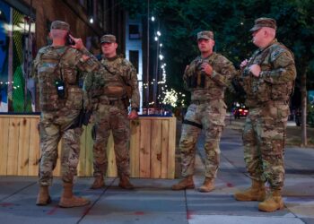ANGGOTA Pengawal Kebangsaan meronda di jalan ke-14, bersama polis Metro Washington DC, di ibu negara. – AFP