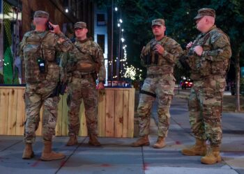 ANGGOTA Pengawal Kebangsaan meronda di jalan ke-14, bersama polis Metro Washington DC, di ibu negara. – AFP