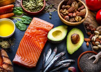 MENGAMALKAN diet Mediterranean secara konsisten mampu mengurangkan risiko demensia sekurang-kurangnya 35 peratus. - AGENSI