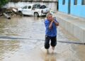 SEORANG warga emas menyelamatkan barangan ketika banjir melanda kawasan di daerah Miyun, utara Beijing, pada Selasa lalu.- AFP