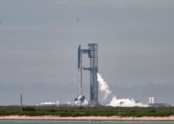UJIAN penerbangan roket mega Starship yang dijadualkan semalam ditangguhkan selepas mengesan masalah teknikal pada sistem sokongan darat. – AFP