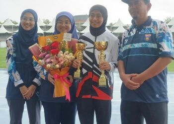 IZZATUL Musfirah Ahmad Kamal Azira (dua dari kanan) bergambar bersama ahli keluarganya selepas dinobatkan sebagai Olahragawati MSSM di Stadium Tuanku Syed Putra, Kangar, Perlis hari ini.- UTUSAN/ASYRAF MUHAMMAD