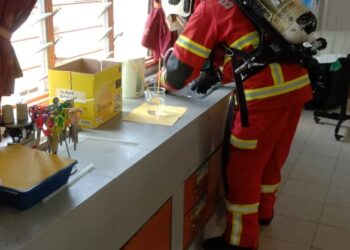 ANGGOTA Bomba dan Penyelamat melakukan pemeriksaan  serta pembersihan kesan tumpahan merkuri di makmal sebuah sekolah rendah di Ajil, Hulu Terengganu. - IHSAN BOMBA