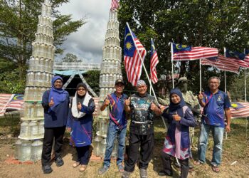 NASARUDDIN Zakaria (empat dari kiri) bersama ahli JPKK Kampung Renggoh di hadapan replika Menara Berkembar Petronas dan patung anggota ATM yang dihasilkan oleh mereka ketika ditemui di Johol, Kuala Pilah.-UTUSAN/NOR SHAFIQAH MOHD. GHAZALI.