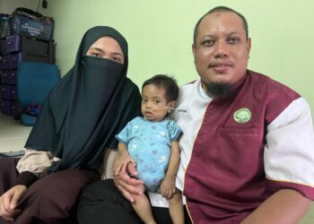 MUHAMMAD Aliffudin Ramlee dan isterinya Nurhafizah bersama anak mereka Umar Al Mukhtar yang berhadapan penyakit Biliary Atresia ketika ditemui di kediaman mereka di Taman Sri Nyior di Kluang, Johor, semalam