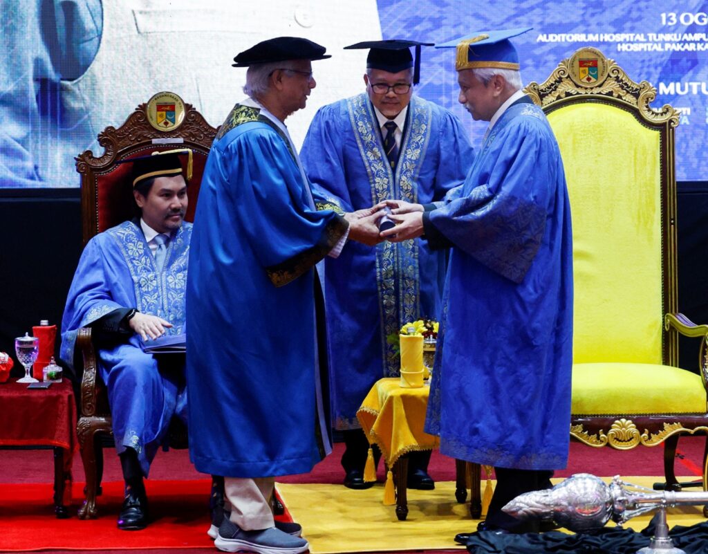 Dr. Muhammad Yunus terima ijazah kehormat UKM