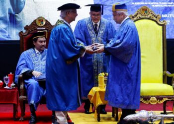 Duli Yang Maha Mulia Yang di-Pertuan Besar Negeri Sembilan Darul Khusus, Tuanku Muhriz Ibni Almarhum Tuanku Munawir berkenan menganugerahkan Ijazah Kehormat Doktor Falsafah (Perniagaan Sosial) kepada Ketua Penasihat Kerajaan Republik Rakyat Bangladesh, Prof. Dr. Muhammad Yunus pada Majlis Konvokesyen Khas, di Hospital Tunku Ampuan Besar Aishah Rohani, di sini hari ini. - UTUSAN/SHIDDIEQIIN ZON