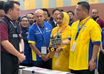 TUANKU Syed Faizuddin Putra Jamalullail (kanan) dan Tuanku Lailatul Shahreen Akashah Khalil (dua dari kanan) berkenan beramah mesra dengan salah seorang peserta Robocup Malaysia Open 2025 di Unimap, Pauh Putra, Arau, Perlis hari ini. -UTUSAN/ASYRAF MUHAMMAD