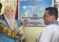 NURUL Izzah (kiri) merasmikan bilik gerakan utama PKR Api-Api diiringi Pengerusi PKR Sabah, Datuk Ts Mustapha Sakmud (kanan).