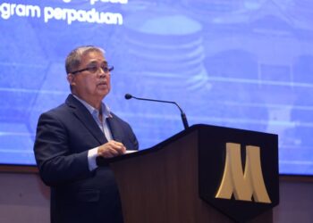 AARON Ago Dagang ketika berucap merasmikan Sesi Dialog Belanjawan 2026 di sini, hari ini. - UTUSAN/FARIZ RUSADIO