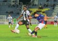 PEMAIN Terengganu FC (TFC) Yann Mabella (kiri) diasak pemain PDRM FC pada saingan Liga Super Malaysia 2025/2026 di Stadium Sultan Mizan Zainal Abidin, Gong Badak, kelmarin. -UTUSAN/PUQTRA HAIRRY