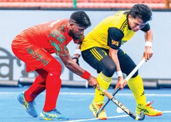 PEMAIN negara, Fitri Saari (kanan) megawal asakan pemain Bangladesh dalam aksi pembukaan Piala Asia 2025, semalam.
