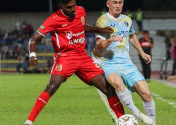 Pemain Penang FC, Dylan Christopher Charles Wenzel Halls (kanan) diasak pemain Kelantan The Real Warriors FC, T. Saravanan dalam saingan Liga Super di Stadium Bandaraya, kelmarin. UTSUAN/DANIAL SAAD