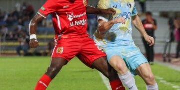 Pemain Penang FC, Dylan Christopher Charles Wenzel Halls (kanan) diasak pemain Kelantan The Real Warriors FC, T. Saravanan dalam saingan Liga Super di Stadium Bandaraya, kelmarin. UTSUAN/DANIAL SAAD