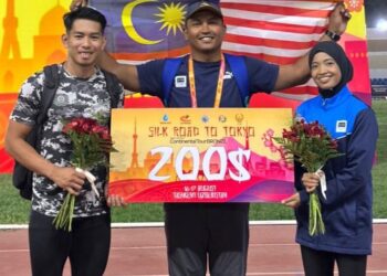 JURULATIH olahraga negara, Ahmad Firdaus Salim (tengah) bersama dua atlet lompat jauh negara, Andre Anura Anuar dan Nurul Ashikin Abas pada Kejohanan Silk Road to Tokyo di Uzbekistan kelmarin.