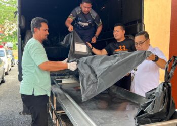 MAYAT mangsa kemalangan dibawa ke Jabatan Forensik Perubatan Hospital Gua Musang untuk proses bedah siasat. - UTUSAN/AIMUNI TUAN LAH