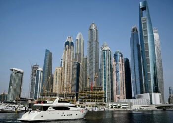 SEBUAH kapal layar dirakam di Marina Dubai, Emiriah Arab Bersatu (UAE). – AFP