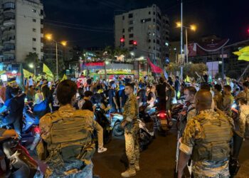 TENTERA dikerahkan ketika penyokong Hezbollah berkonvoi dengan kereta dan motosikal bagi membantah sokongan kerajaan terhadap rancangan pelucutan senjata kumpulan itu di selatan Beirut. – AFP
