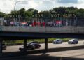 AKTIVIS berdemonstrasi di atas jejantas Interstate 94, menggesa undang-undang senjata api lebih ketat berikutan insiden tembakan di Gereja Katolik Annunciation, di Minneapolis, Rabu lalu.- AFP