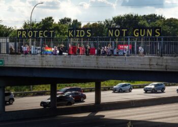 AKTIVIS berdemonstrasi di atas jejantas Interstate 94, menggesa undang-undang senjata api lebih ketat berikutan insiden tembakan di Gereja Katolik Annunciation, di Minneapolis, Rabu lalu.- AFP
