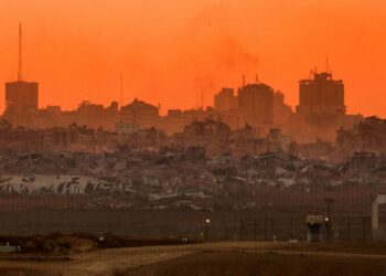 IMEJ dirakam dari kedudukan sempadan Israel dengan Semenanjung Gaza menunjukkan sebahagian bangunan musnah akibat bedilan tentera Zionis. – AFP