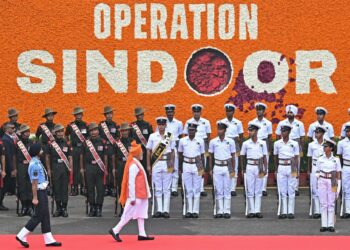 NARENDRA Modi memeriksa perbarisan unit beruniform sebelum berucap sempena Hari Kebangsaan India Ke-78 di New Delhi, semalam. – AFP